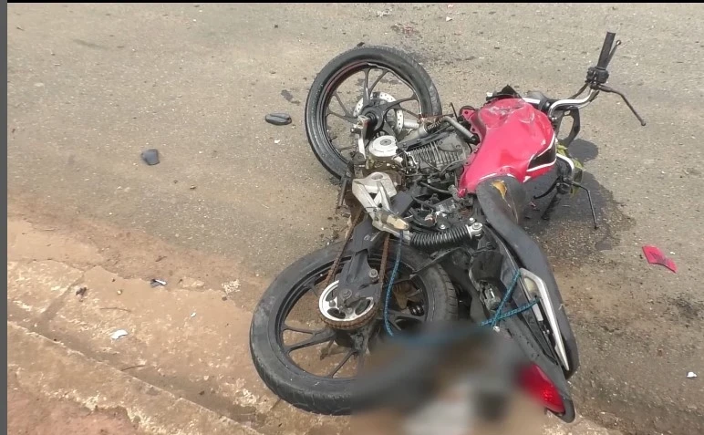 Veículo de duas rodas após o acidente na estrada.