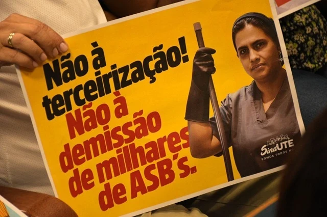 Cartaz com protesto.