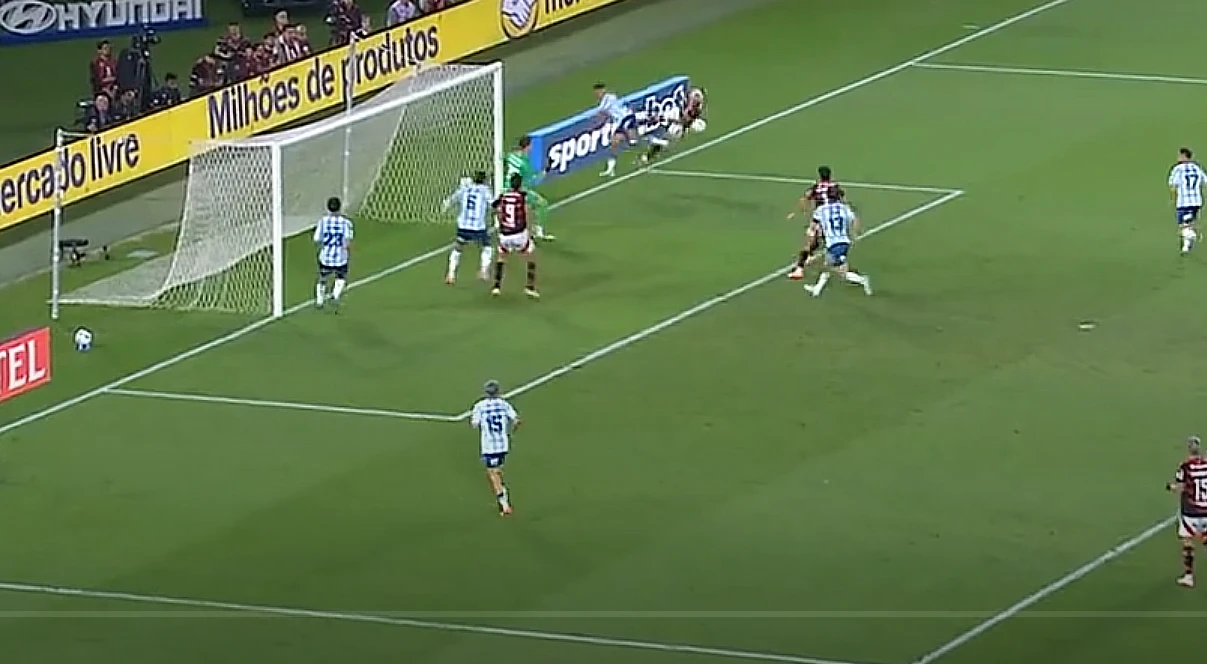 Flamengo garante vitória sobre o Racing no final e assume a liderança.