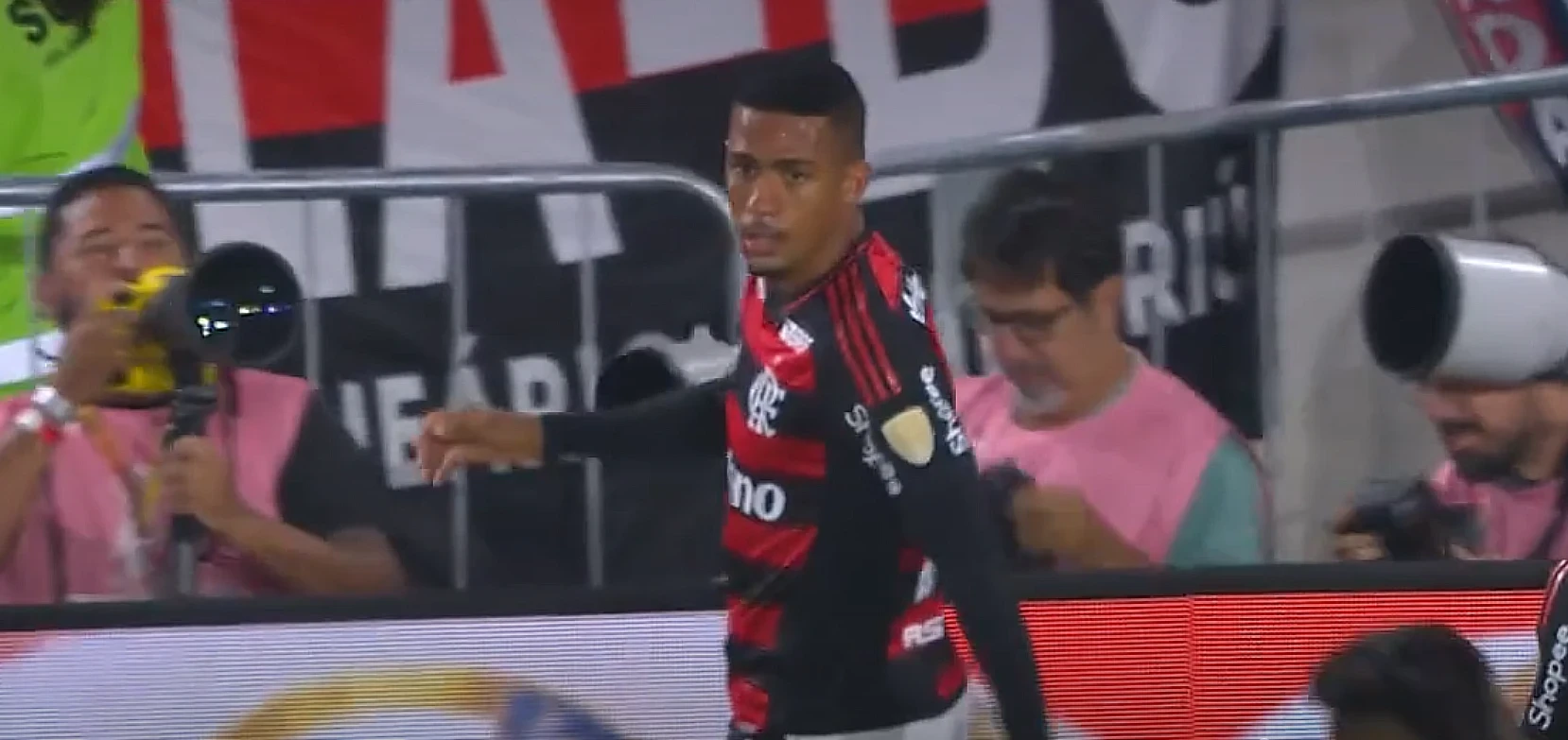 A partida contou com um impedimento por milímetros de Samuel Lino.