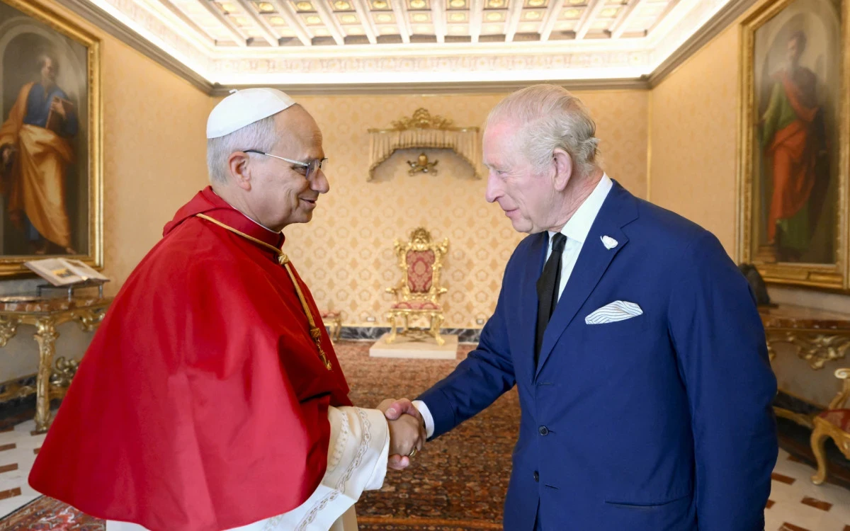 Papa Leão XIV em reunião com o rei Charles III.