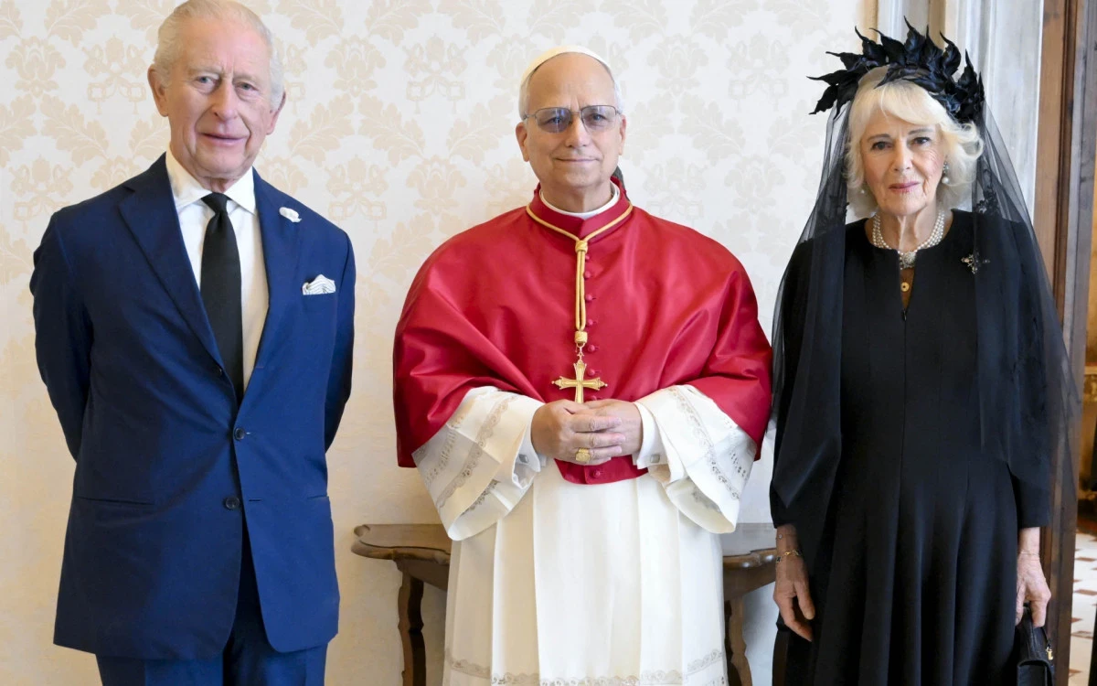 Papa Leão XIV se reúne com o rei Charles III e a rainha Camila.