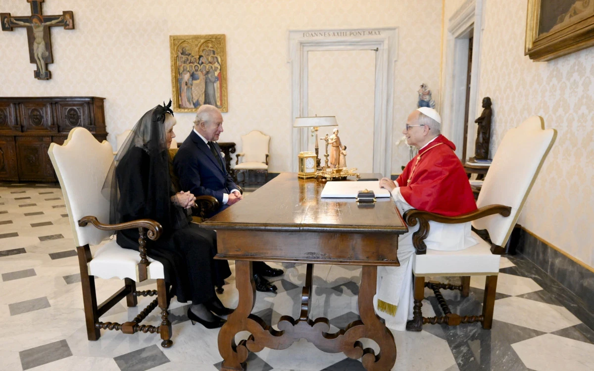 Papa Leão XIV se reúne com o rei Charles III e a rainha Camila.