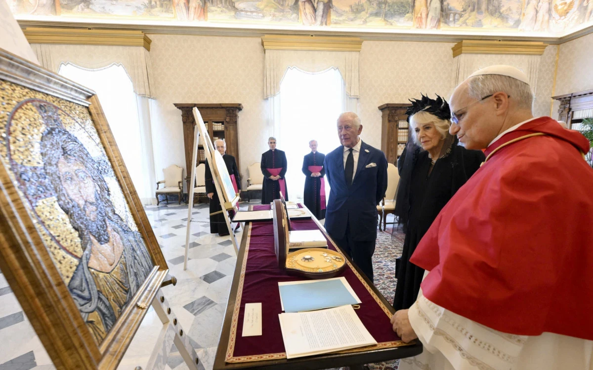 Papa Leão XIV em reunião com o rei Charles III e a rainha Camila.