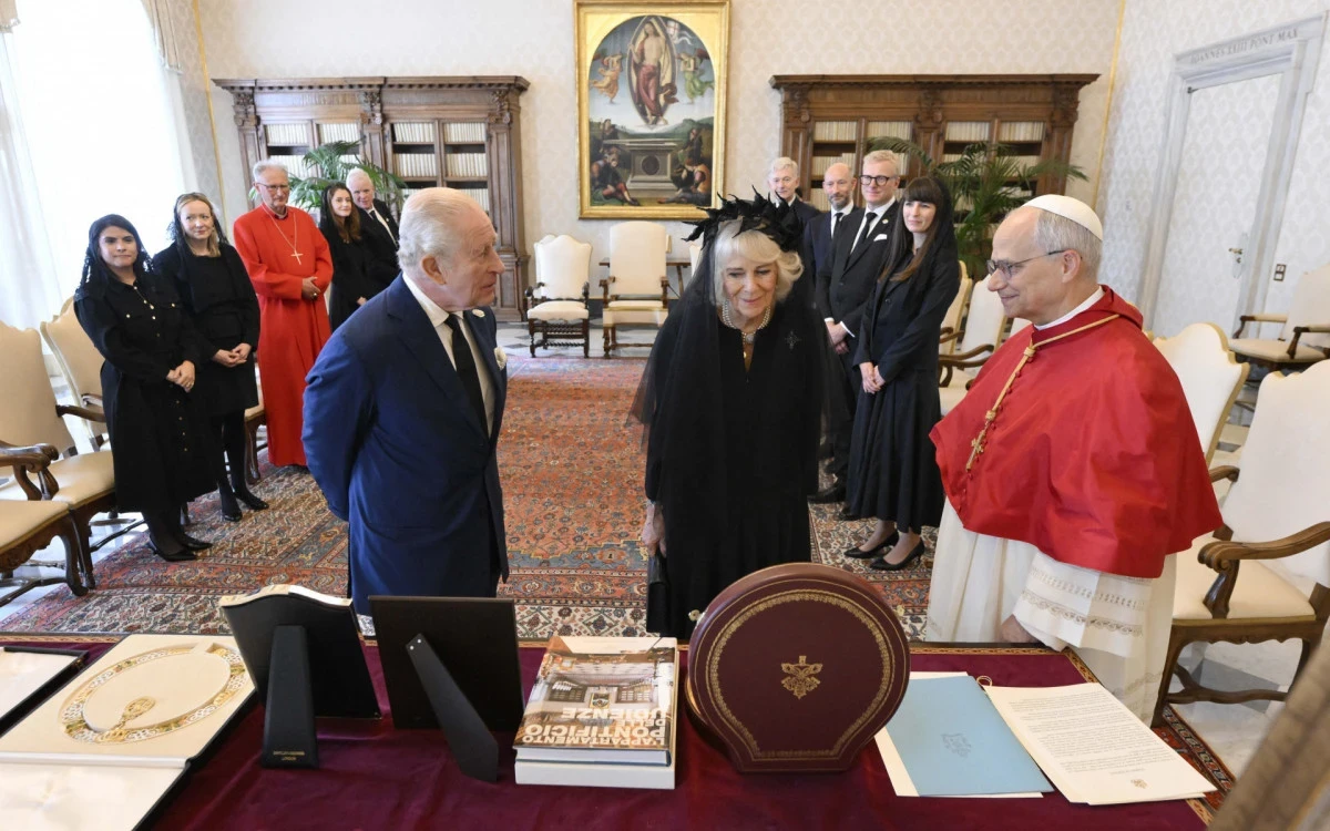 Papa Leão XIV se reúne com o rei Charles III e a rainha Camila.