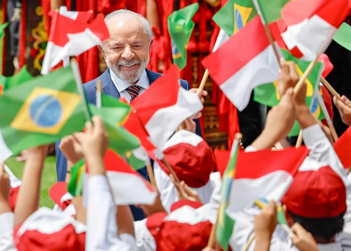 O presidente em exercício anuncia sua candidatura à reeleição.