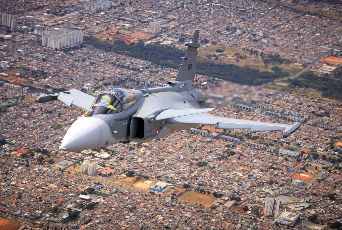 Os recursos serão destinados ao avanço do submarino nuclear brasileiro e à modernização da frota de caças com os jatos suecos Gripen (foto).