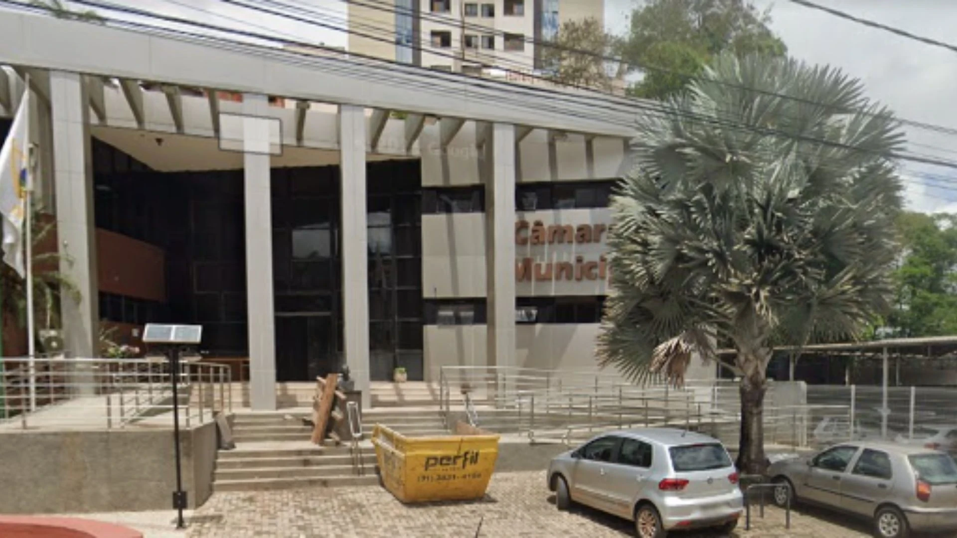 De acordo com a decisão judicial, em 2018, durante seu primeiro mandato como vereador, o réu utilizou recursos da Câmara Municipal para interesses pessoais, incluindo o aluguel de um carro para uma pessoa ligada a ele e a manutenção de seu próprio veículo com dinheiro público.