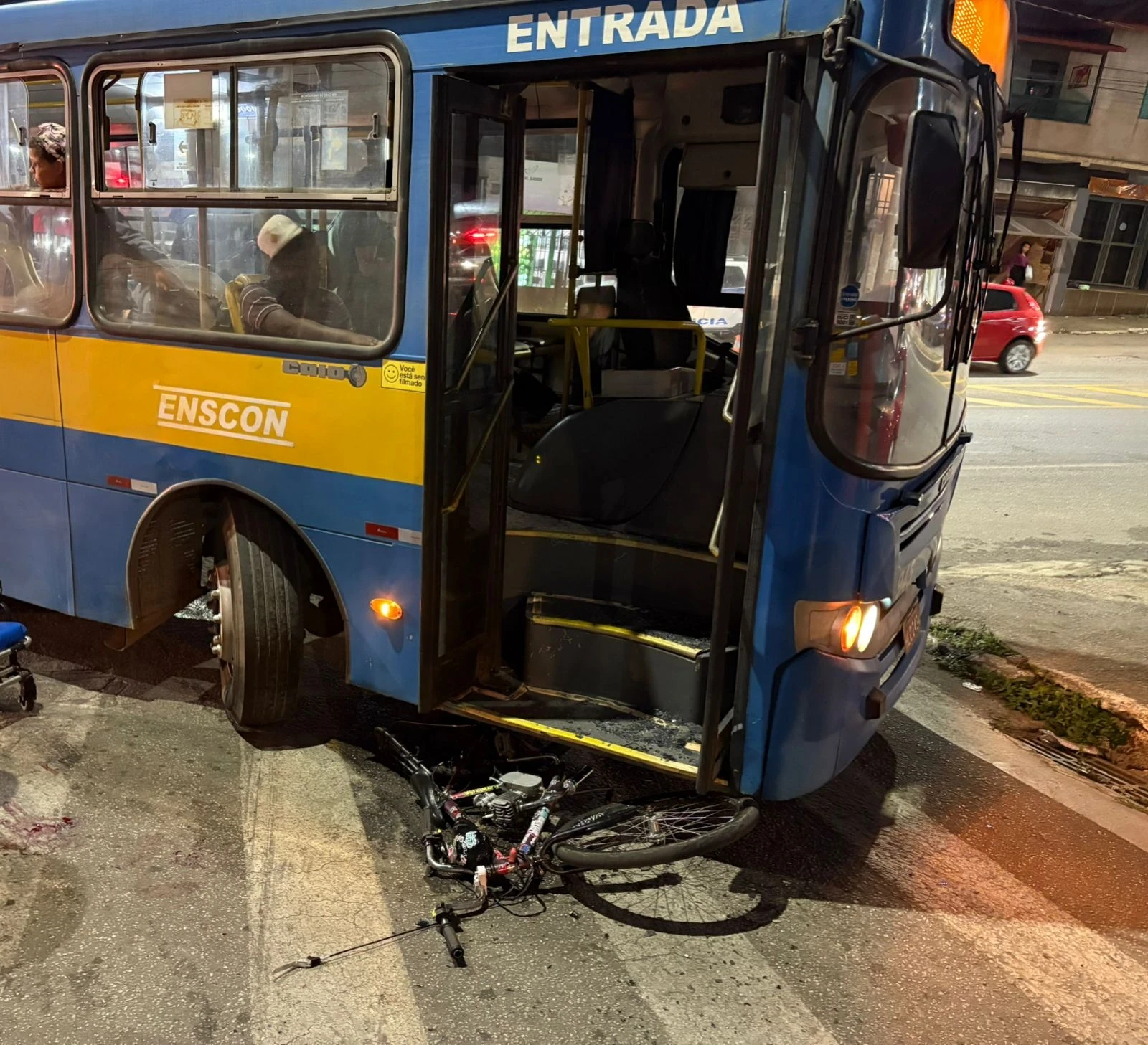 Conforme relatou o motorista, ao iniciar a conversão à direita, percebeu um som causado pela batida de um objeto na porta frontal do ônibus.