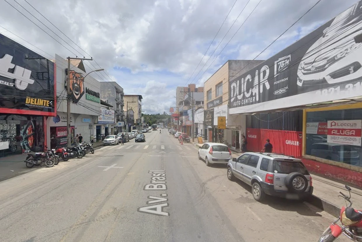 Avenida Brasil, no bairro Iguaçu.