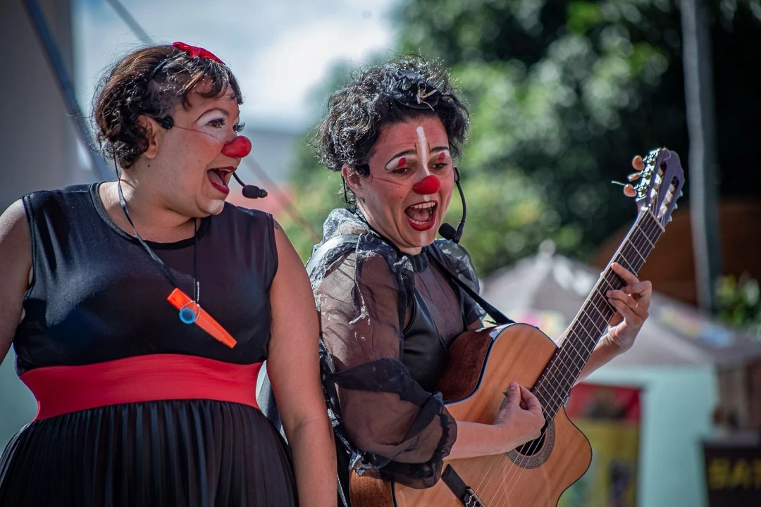 Tecla e Brisa cantando.