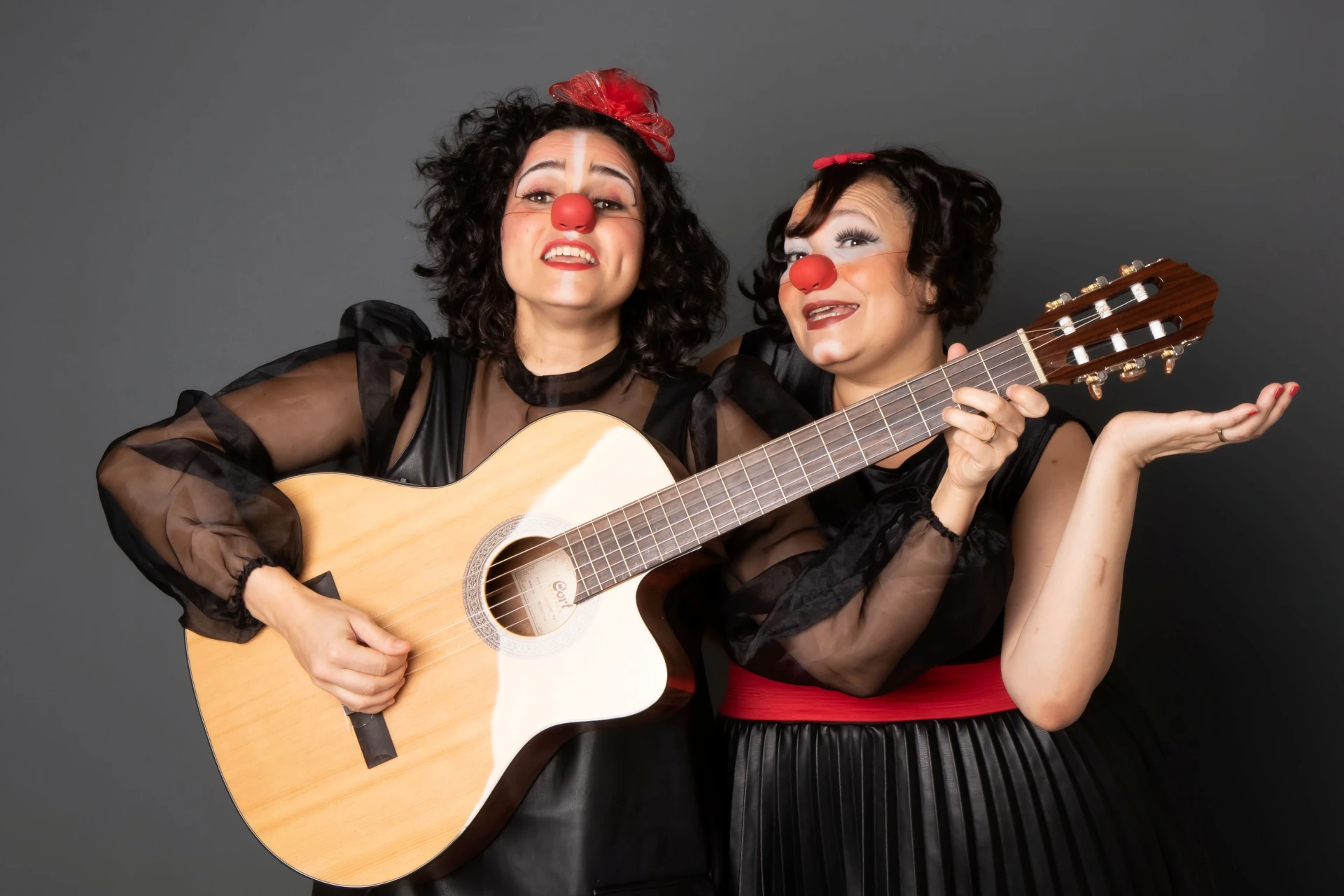 Elas assinam letras, melodias, arranjos sonoros e vocais.