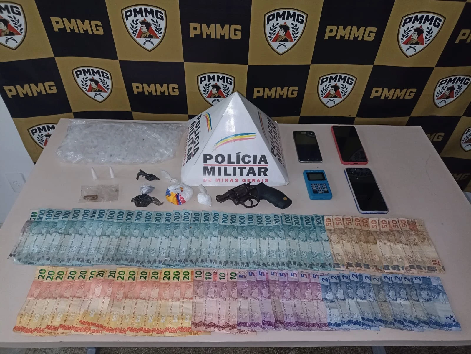Foram confiscados 02 pinos e 02 porções de cocaína, 01 cigarro e 01 bucha de maconha, 03 porções e 01 pedra de crack, além de R$ 4.150 em dinheiro e 01 revólver calibre .32.