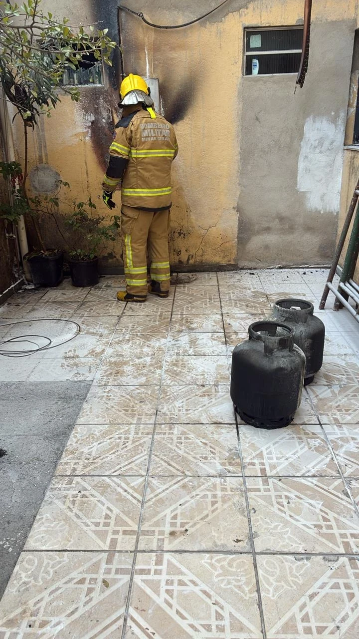 De acordo com a corporação, o incêndio pode ter sido provocado por um possível vazamento de gás GLP em um aquecedor.
