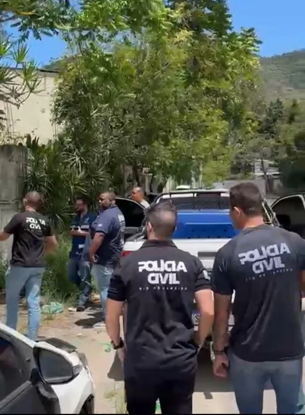 Agentes da Subprefeitura do Recreio dos Bandeirantes e da Secretaria de Proteção e Defesa dos Animais, acompanhados por policiais