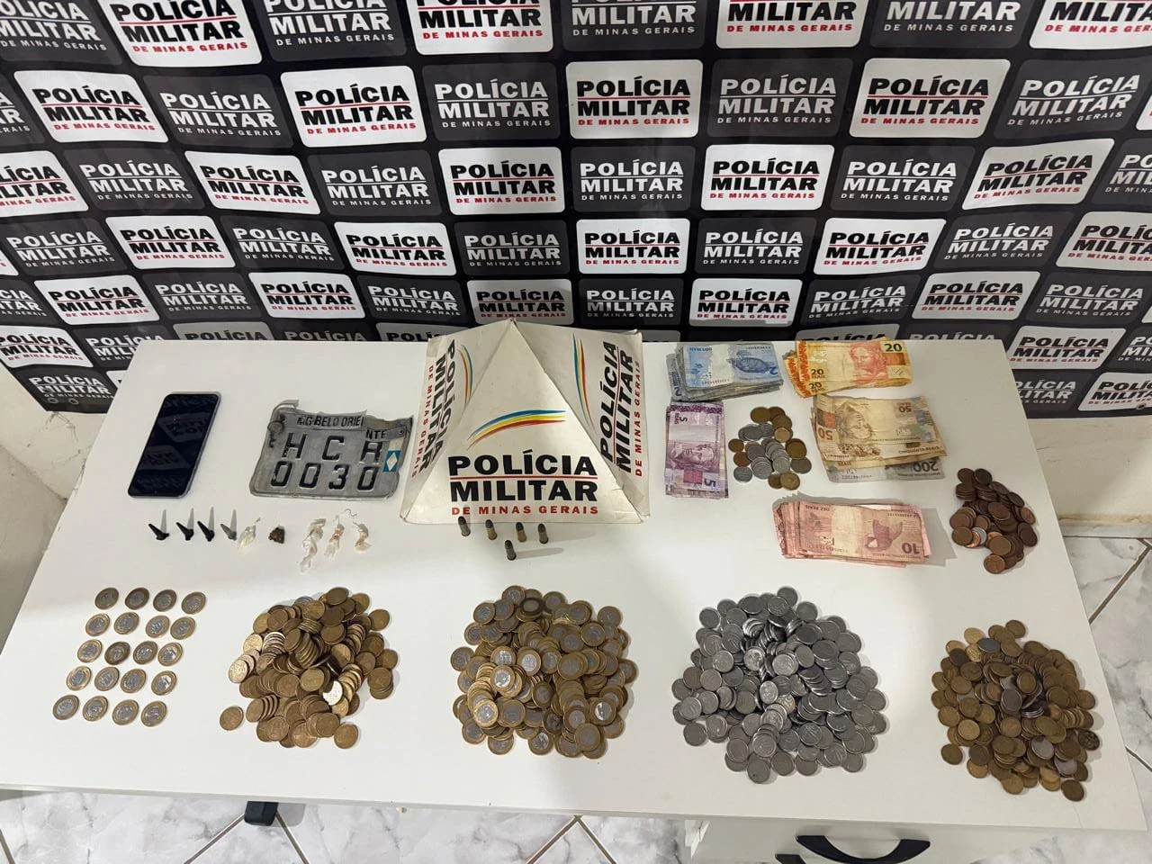 O indivíduo foi abordado e, embora nada ilegal tenha sido encontrado, os policiais militares perceberam atividades suspeitas dentro da residência.