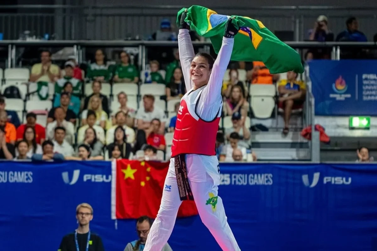 Paulista derrota a campeã olímpica na China e se torna a segunda brasileira a atingir essa conquista histórica.