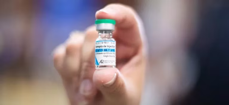 Uma ampola de fomepizol, remédio que atua como antídoto contra o metanol