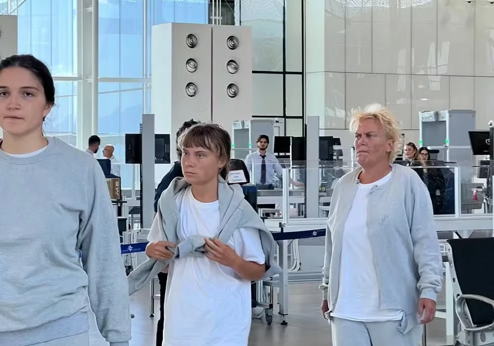 Ativistas aguardam deportação em aeroporto de Israel, incluindo a sueca Greta Thunberg, após flotilha ser interceptada a caminho de Gaza.