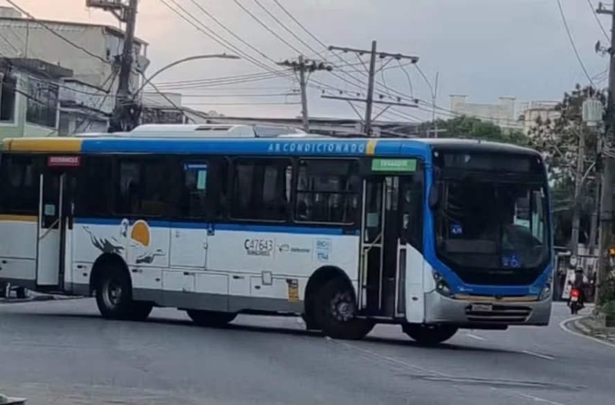 Um ônibus foi atravessado em uma via na Cidade de Deus, Rio de Janeiro, usado como barricada em bloqueios ordenados por traficantes.