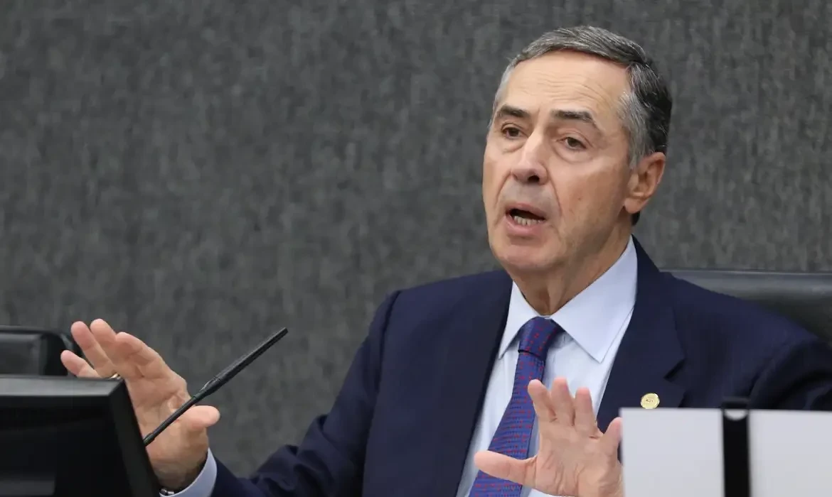 Ministro Roberto Barroso participa de sessão no STF sobre descriminalização do aborto, destacando importância do debate antes de sua aposentadoria.