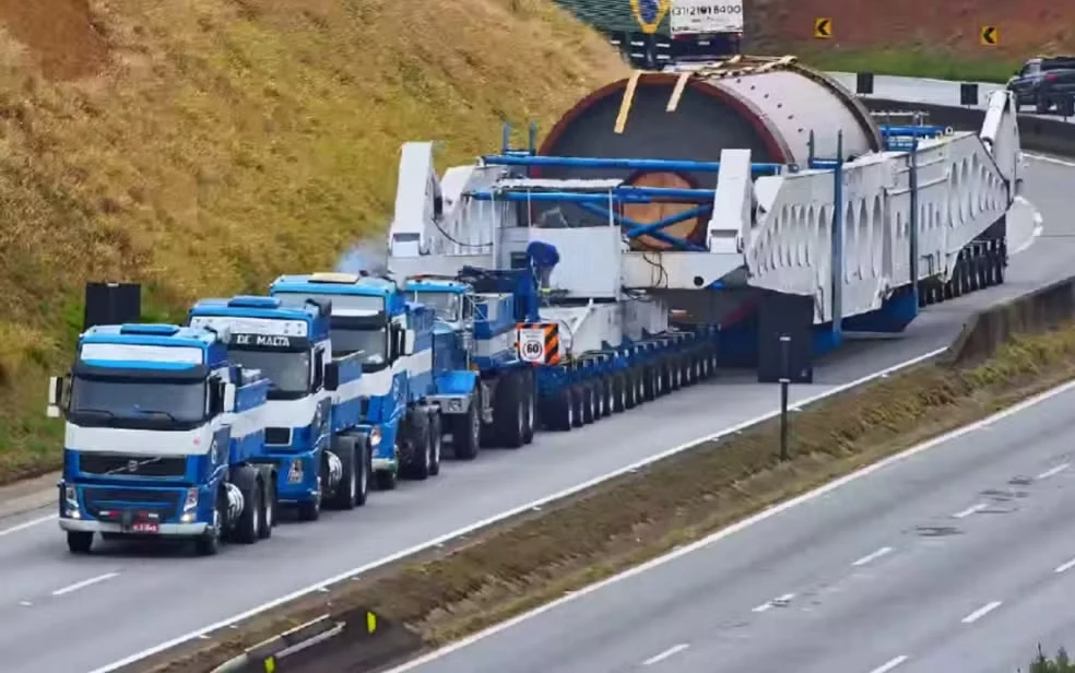 A megacarreta transporta uma peça industrial pela rodovia Fernão Dias. Após manutenção, tráfego foi normalizado em Camanducaia (MG).