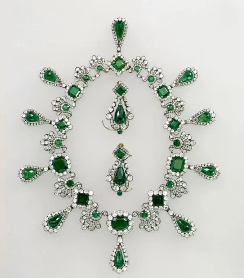 Colar e brincos da imperatriz Maria Luisa, entre as joias roubadas do Louvre, Paris, em 19 de outubro de 2025, durante audacioso assalto.