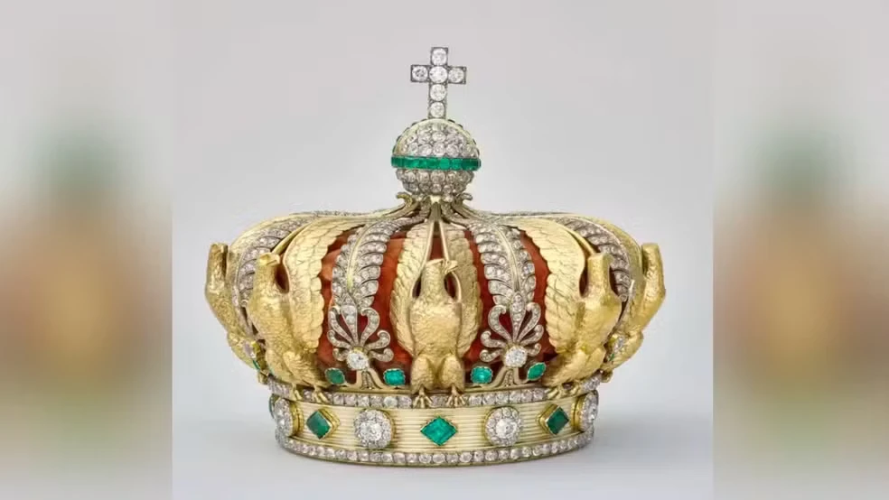 Coroa da imperatriz francesa Eugênia, recuperada após roubo no Louvre, destaca esplendor das joias imperiais.