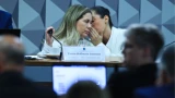 Médica investigada por fraudes no INSS permanece em silêncio na CPMI
