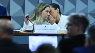 Médica investigada por fraudes no INSS permanece em silêncio na CPMI