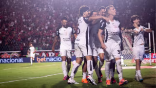 Corinthians supera expulsão e vence o Vitória em Salvador
