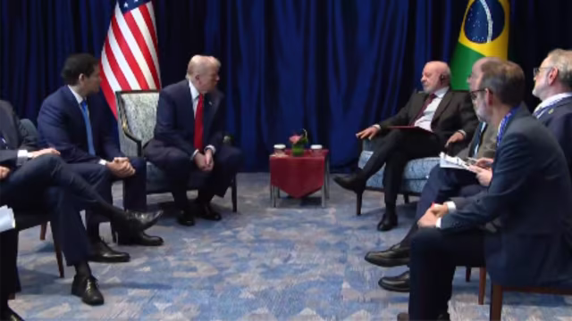 Trump e Lula discutem tarifas e relações bilaterais em encontro na Malásia