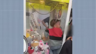 Criança de 4 anos é encontrada dentro de máquina de bichos de pelúcia em pizzaria