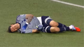 Goleiro Cássio é atingido por garrafa após empate entre Palmeiras e Cruzeiro