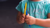Criança de 9 anos morre ao ter garganta cortada por linha de cerol