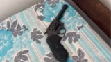 Polícia apreende revólver e prende dois jovens por suspeita de tráfico em Valadares