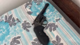 Polícia apreende revólver e prende dois jovens por suspeita de tráfico em Valadares