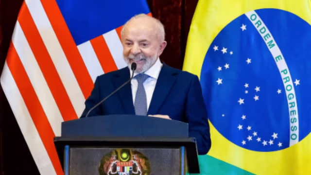 Lula retorna ao Brasil e deve definir sucessor de Barroso no STF