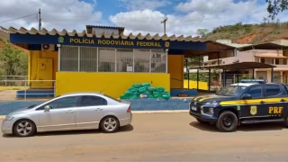 PRF apreende 343 kg de maconha em carro na BR-262; destino era Caratinga