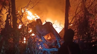 Vídeo: caminhão despenca de ribanceira e pega fogo em Antônio Dias