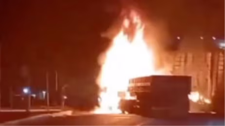 Explosão após colisão entre carretas interdita BR-262 em Reduto