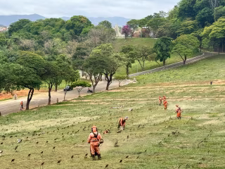Cemitérios de Ipatinga passam por manutenção para o feriado de Finados