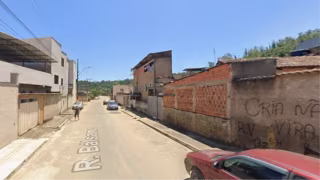 Adolescente pula em residência para fugir da PM e moradores são presos por tráfico de drogas em Timóteo