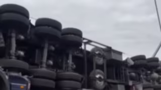 Acidente entre carretas interdita BR-381 e causa congestionamento sentido BH