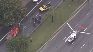 Helicóptero da PM faz pouso de emergência na Marginal Tietê para resgatar motociclista