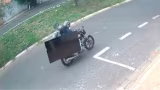 Vídeo: Dupla invade casa e foge com TV em moto após furto em MG