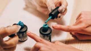 Anvisa proíbe uso de substâncias TPO e DMPT em cosméticos no Brasil