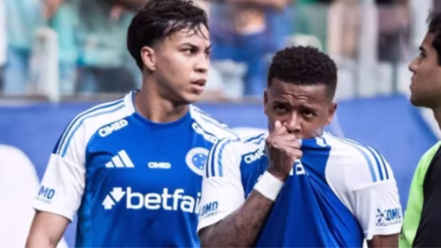 Cruzeiro vence Vitória por 3 a 1 no Mineirão e segue na briga pelo título