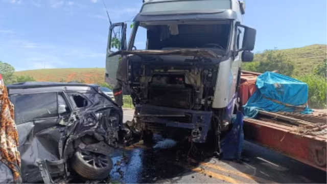 Mãe e filho morrem em grave acidente na BR-101