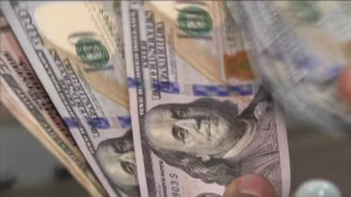 Dólar recua e Ibovespa abre de olho em Copom e cenário internacional